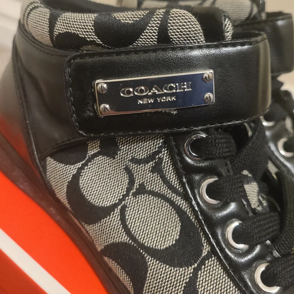 Coach - Picture 5 of 9